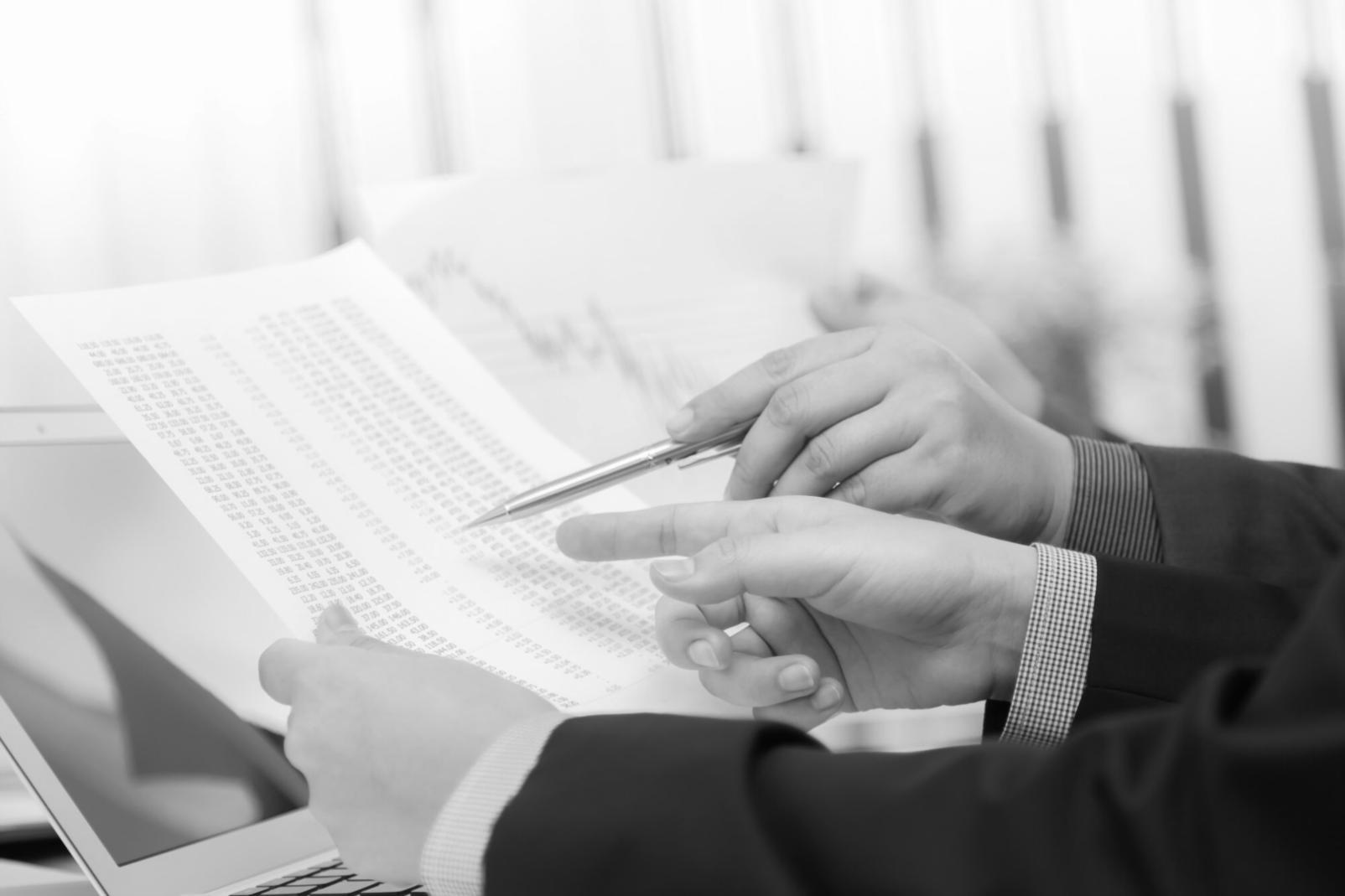 Студент работает над финансовым проектом